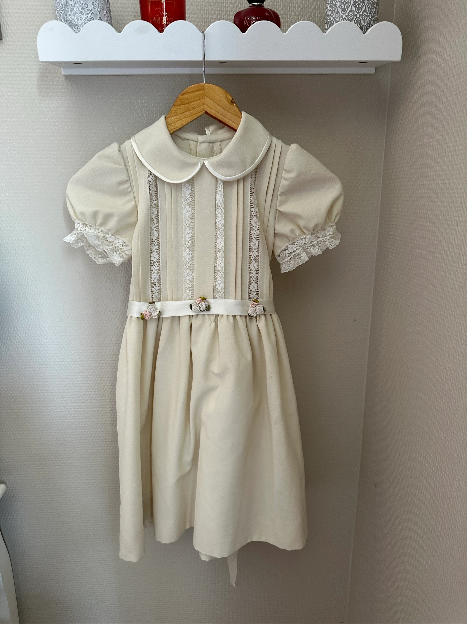 Robe de cĂ©rĂ©monie Ă©crue avec dentelle â 8 ans